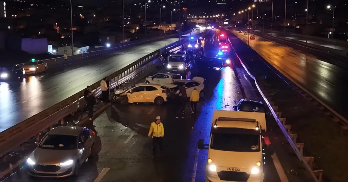 İstanbul’da Yoğun Yağış Zincirleme Kazaya Neden Oldu: 8 Araç Birbirine Girdi