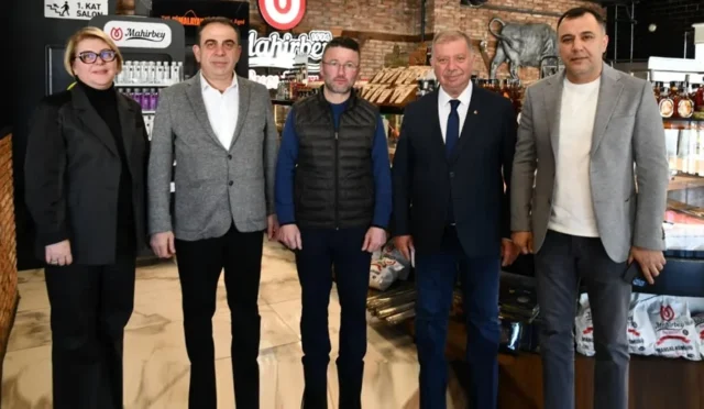 ITSO Başkanı Metin Çelik, Uğur Pide işletme sahibi Ümit Siyah'ı ziyaret ediyor.