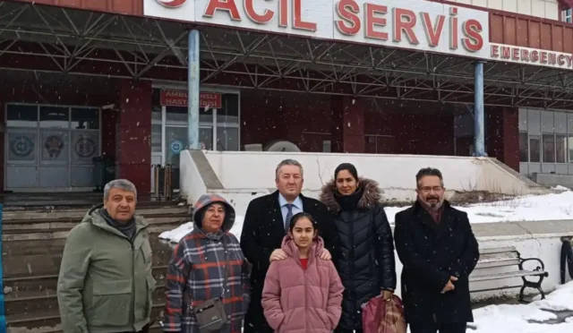 İYİ Parti Kars İl Teşkilatı üyeleri, Tıp Bayramı kapsamında sağlık çalışanlarını ziyaret ediyor.