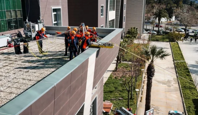 İzmir Adliyesi'nde gerçekleştirilen bomba ihbarı ve tahliye tatbikatı