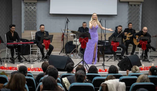 Bornova'da Demet Aslan'ın aşk şarkıları konseri