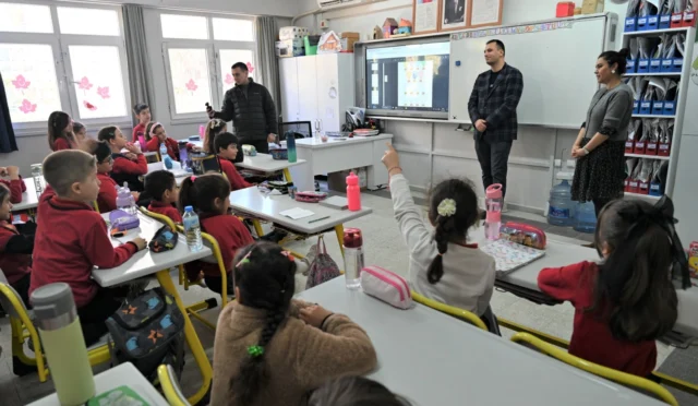 Bornova Belediye Başkanı Ömer Eşki, ilkokul öğrencilerine yerel yönetimleri anlatıyor.