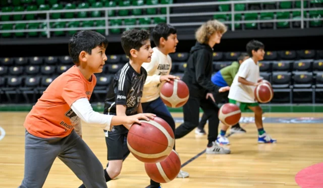 Bornova'da basketbol kursuna katılan çocuklar spor yapıyor