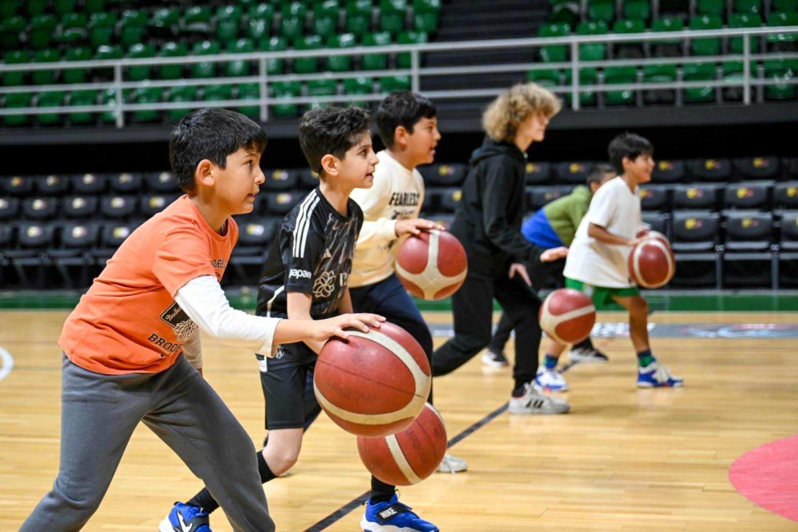 Bornova’da Minik Sporcular Basketbolla Büyüyor: Spor Okulları Tam Kapasite Devam Ediyor