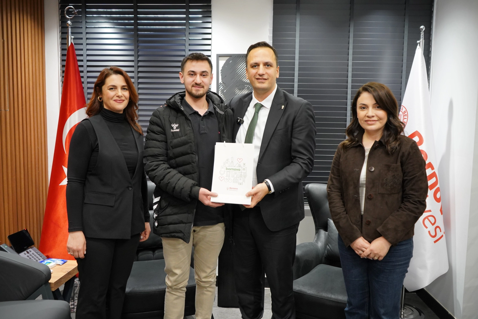 Bornova’da Başarılı Öğrencilere Başkan Eşki’den Tablet Ödülü: Eğitime Yatırım Vurgusu