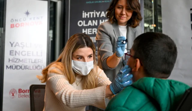 Bornova'da işitme engelli öğrenciler diş taraması ve tarih gezisinde