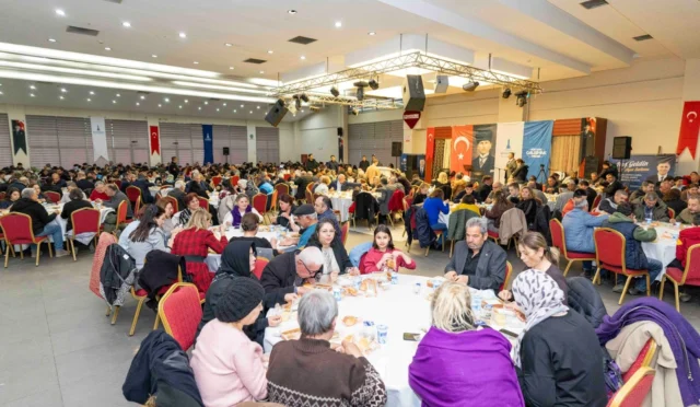 İzmir Büyükşehir Belediyesi'nin Ödemiş'te kurduğu Ramazan bereket sofrası