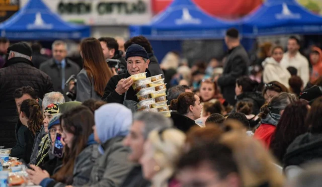İzmir'de Balçova ve Narlıdere halkı Ramazan iftar sofrasında bir araya geldi.