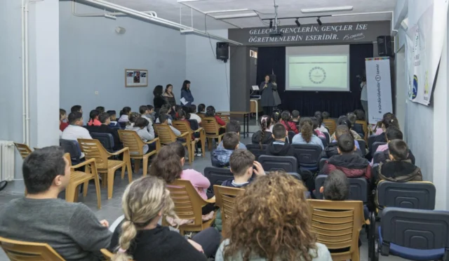 İzmir'de bir grup çocuğun iklim eylemi sempozyumunda bir araya gelmesi