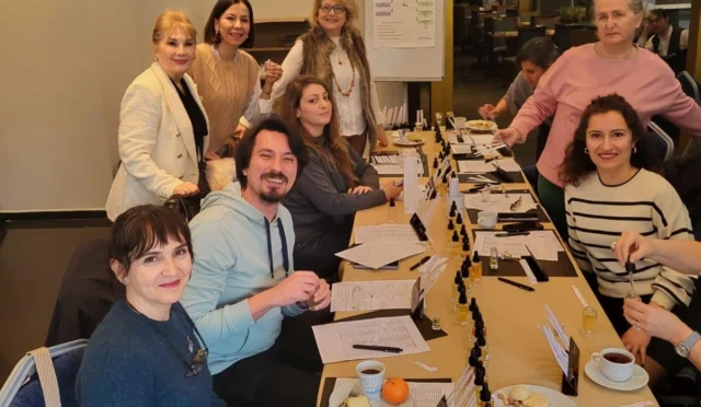 İzmir'de düzenlenen parfüm atölyesi etkinliğinden bir kare, görme engelliler için Braille kitap erişimini kolaylaştıran teknoloji bağışlanıyor.