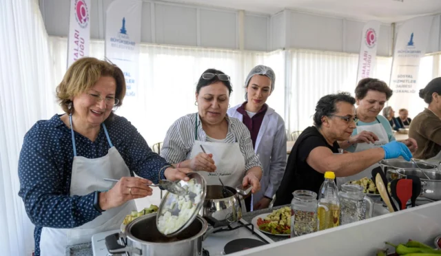 İzmir'de kadınların bir araya gelerek yemek pişirdiği ve eğitim aldığı Mahalle Mutfağı projesi