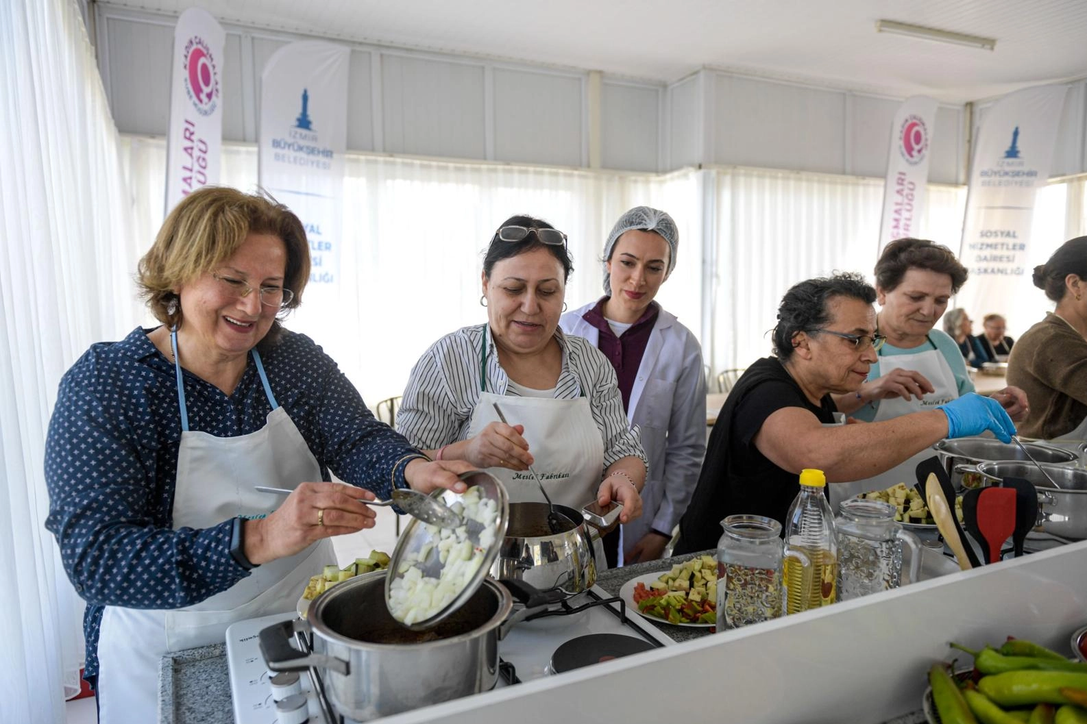 İzmir’de Kadın Dayanışması Yeni Bir Boyut Kazandı: Mahalle Mutfakları Açıldı