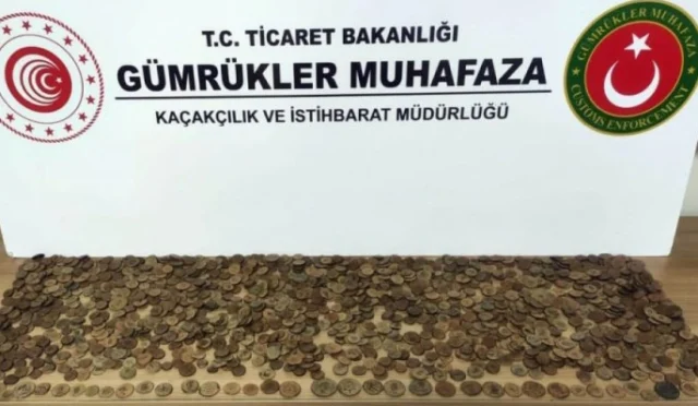 İzmir'de ele geçirilen tarihi sikke ve figürler