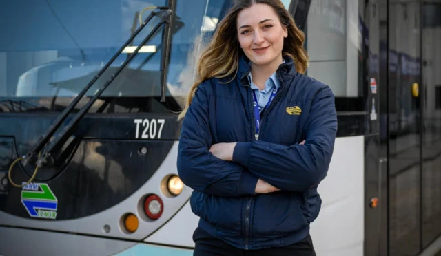 İzmir'de tramvay koltuğunda oturan genç kadın sürücü Simay Aytimur