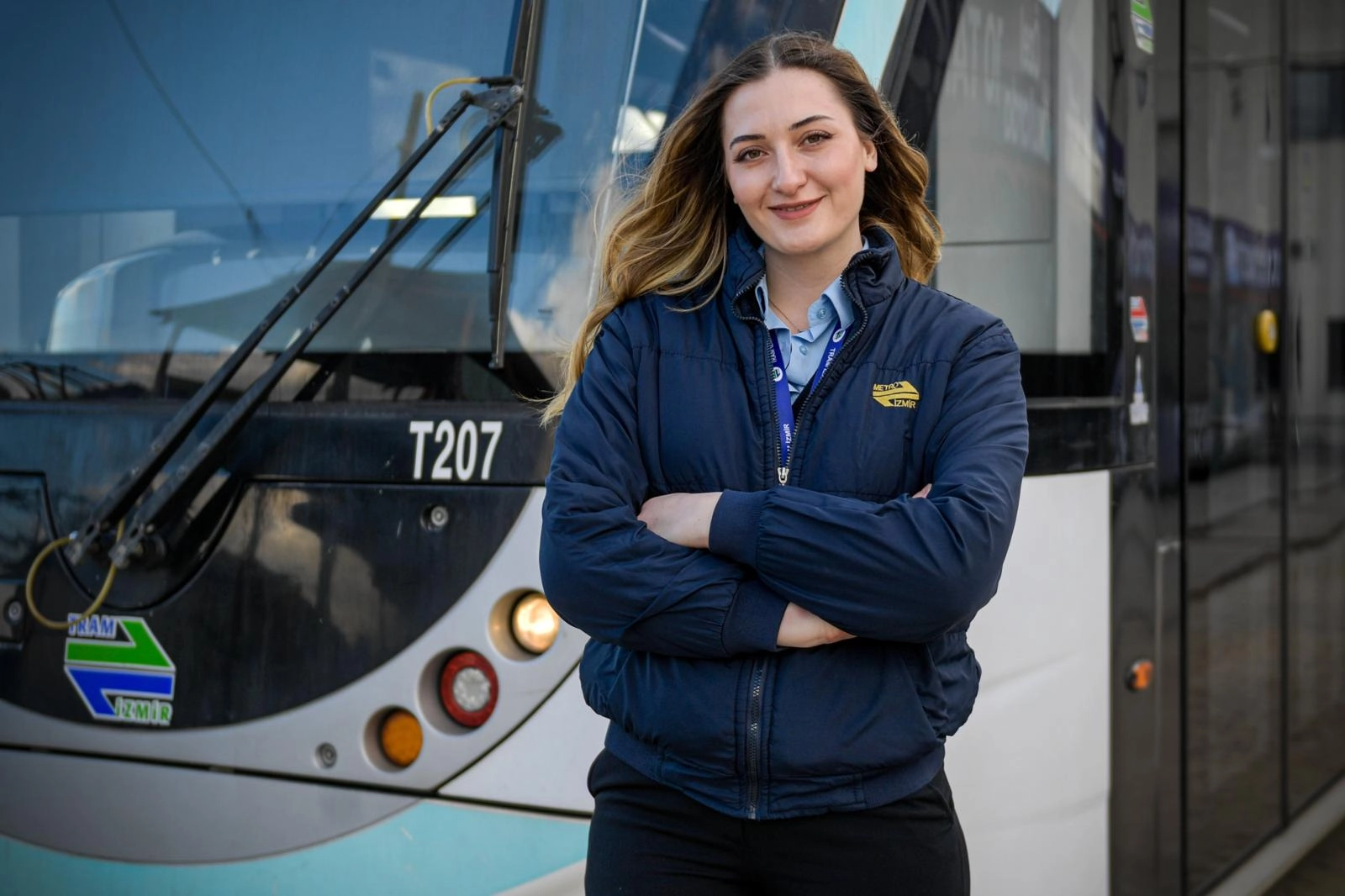 İzmir’in Raylarında Kadın Gücü: 23’lük Simay Aytimur, Tramvay Direksiyonunda İlham Veriyor