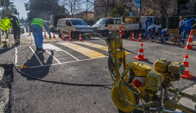 İzmir'de yeni yapılan yükseltilmiş yaya geçidi