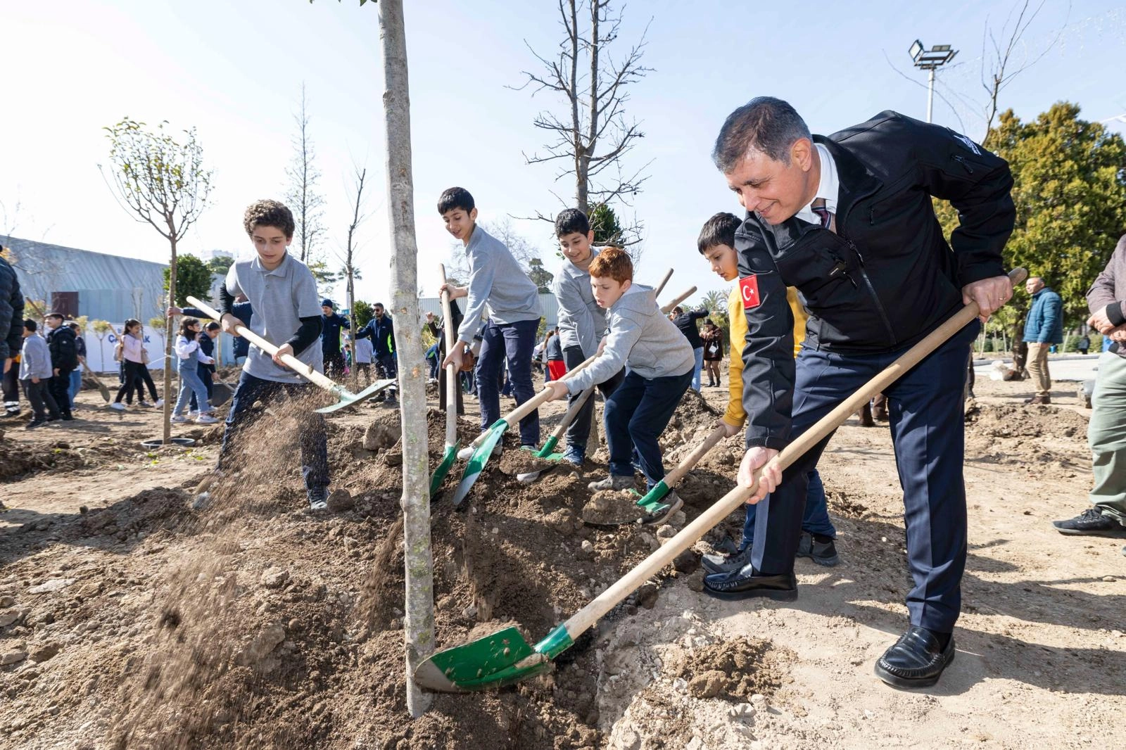 İzmir’de Kültürpark’a Nefes: 4.300 Metrekare Beton Yeşile Dönüşüyor, Öğrenciler Fidan Dikti