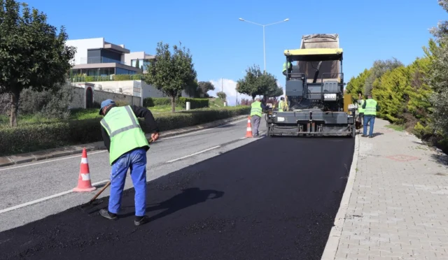 İzmir'de Büyükşehir Belediyesi tarafından yürütülen yol yenileme ve asfalt çalışmaları