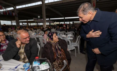 İzmir Büyükşehir Belediye Başkanı Cemil Tugay, Menemen'de düzenlenen iftar programında vatandaşlarla bir araya geldi.
