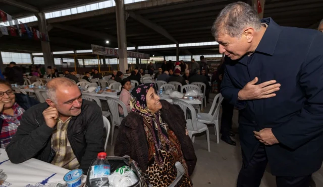 İzmir Büyükşehir Belediye Başkanı Cemil Tugay, Menemen'de düzenlenen iftar programında vatandaşlarla bir araya geldi.