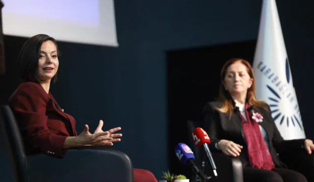 İzmir Karabağlar'da düzenlenen Kadın ve Emek Forumu'nda konuşmacılar ve katılımcılar