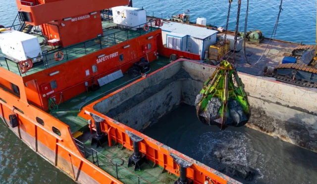 İzmir Körfezi'nden çıkarılan 1 milyon ton çamuru gösteren görsel