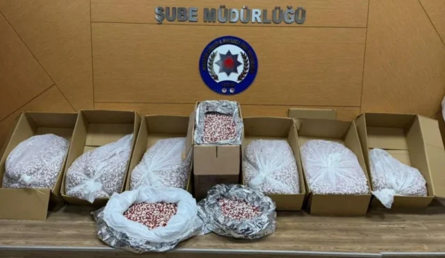 İzmir'de polis operasyonuyla ele geçirilen çok sayıda uyuşturucu hap