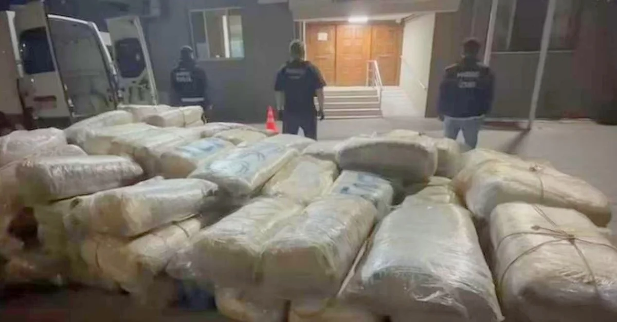 İzmir’de Nefes Kesen Operasyon: 1.3 Ton Skunk ve Binlerce Uyuşturucu Hap Ele Geçirildi