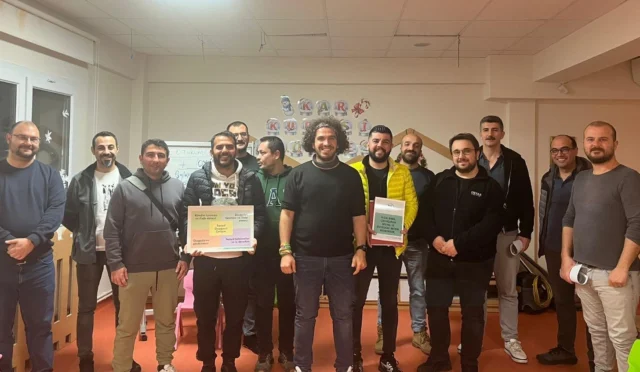 İzmir Büyükşehir Belediyesi tarafından düzenlenen Baba Destek Eğitim Programı'na katılan babalar ve çocukları