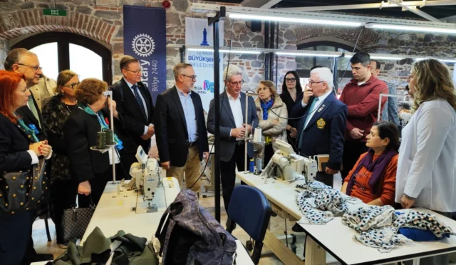 İzmirli kadınların el emeğiyle ürettikleri tekstil ürünleri ve proje eğitmenleri
