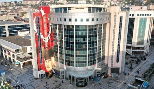 Marmara Bölgesi'nin en güvenilir ilçe belediye başkanları listesi ve Fatma Kaplan Hürriyet'in zirvede olduğunu gösteren grafik.