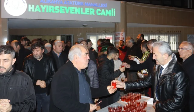 İzmit Belediyesi Alikahya'da teravih namazı sonrası vatandaşlara lokum ve şerbet ikram ederken