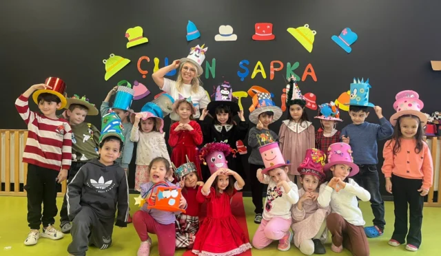 İzmit Çınar Çocuk Evleri'nde düzenlenen şapka partisinde çocukların rengarenk tasarımları