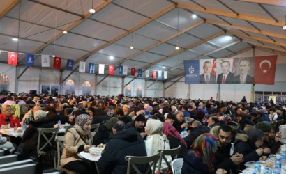 Kocaeli Büyükşehir Belediyesi'nin İzmit Kent Meydanı'nda kurduğu Ramazan Çadırı'nda vatandaşlar iftar yapıyor ve etkinliklere katılıyor.