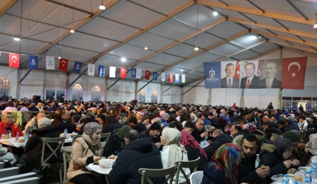 Kocaeli Büyükşehir Belediyesi'nin İzmit Kent Meydanı'nda kurduğu Ramazan Çadırı'nda vatandaşlar iftar yapıyor ve etkinliklere katılıyor.