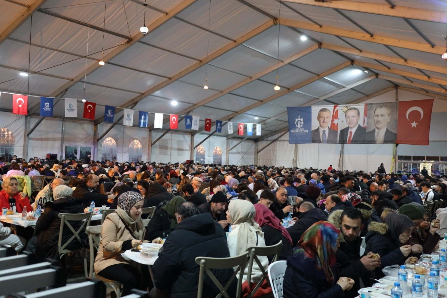 İzmit Kent Meydanı’nda Ramazan Coşkusu: Kocaeli Büyükşehir’den Birlik ve Beraberlik Sofrası