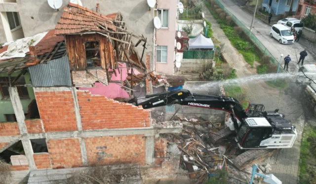 İzmit Kozluk Mahallesi'nde yıkılan tehlikeli metruk bina