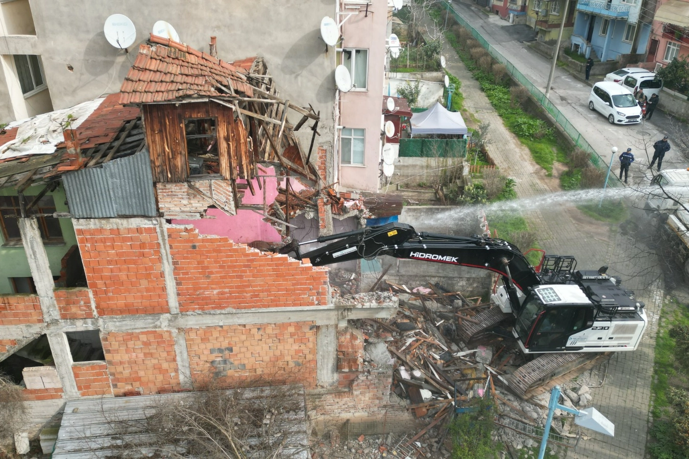 İzmit’te Yıkılmayı Bekleyen Tehlikeli Bina Tehlike Saçtı: Kozluk’ta Yıkım Gerçekleşti