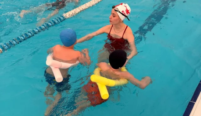 İzmit'te engelli bireylerin yüzme eğitimi aldığı Engelsiz Kulaçlar Projesi