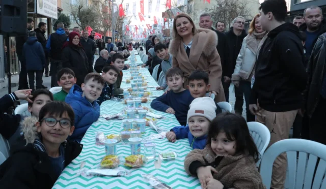 İzmit Alikahya'da kurulan gönül sofrasında vatandaşlarla bir araya gelen Belediye Başkanı Fatma Kaplan Hürriyet