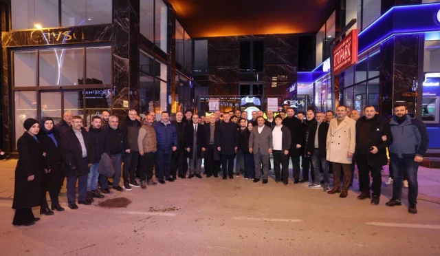 İzmit esnafı, Kocaeli Büyükşehir Belediye Başkanı Tahir Büyükakın'ı iftar yemeğinde ağırlıyor.