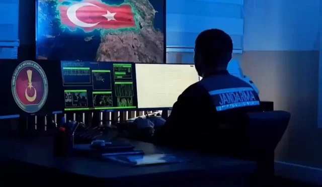 İstanbul'da yasa dışı bahise yönelik operasyonda gözaltına alınan şüpheliler