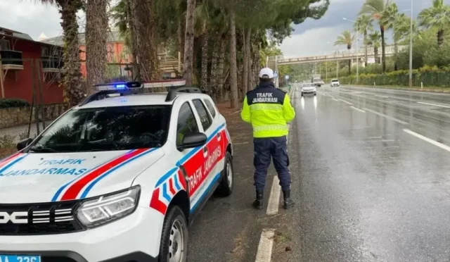 Jandarmanın dur ihtarına uymayan sürücüye kesilen 425 bin TL'lik ceza ile ilgili haber görseli