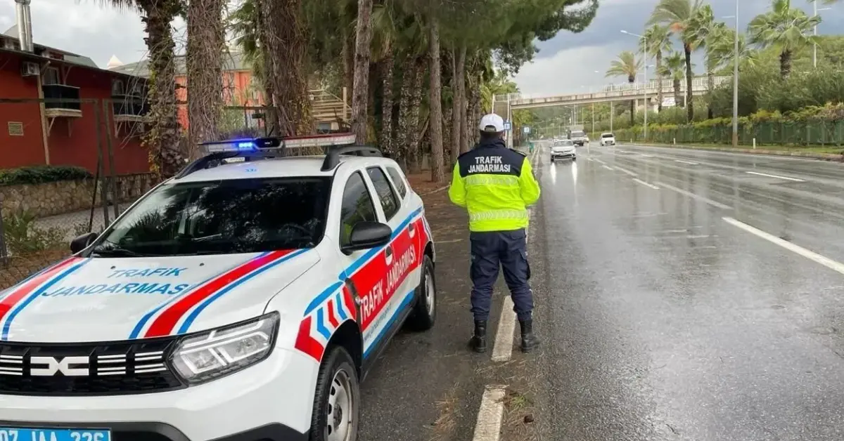 Jandarmanın ‘Dur’ İhtarına Uymayan Sürücüye Ağır Ceza: 425 Bin TL Para Cezası ve Adli İşlem