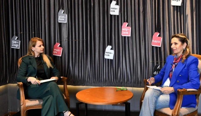 Gazeteci Aysın Komitgan, Osmangazi Belediyesi'nin Medya Buluşmaları etkinliğinde kadınların gazetecilikteki rolünü anlattı.