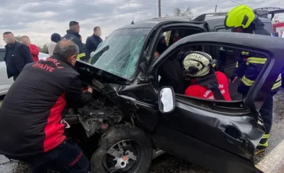 Kadirli'de meydana gelen trafik kazasında hayatını kaybedenler ve yaralılar olduğu anı gösteren görsel.