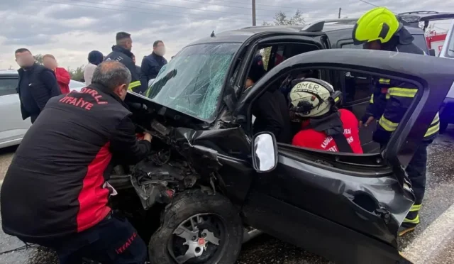 Kadirli'de meydana gelen trafik kazasında hayatını kaybedenler ve yaralılar olduğu anı gösteren görsel.