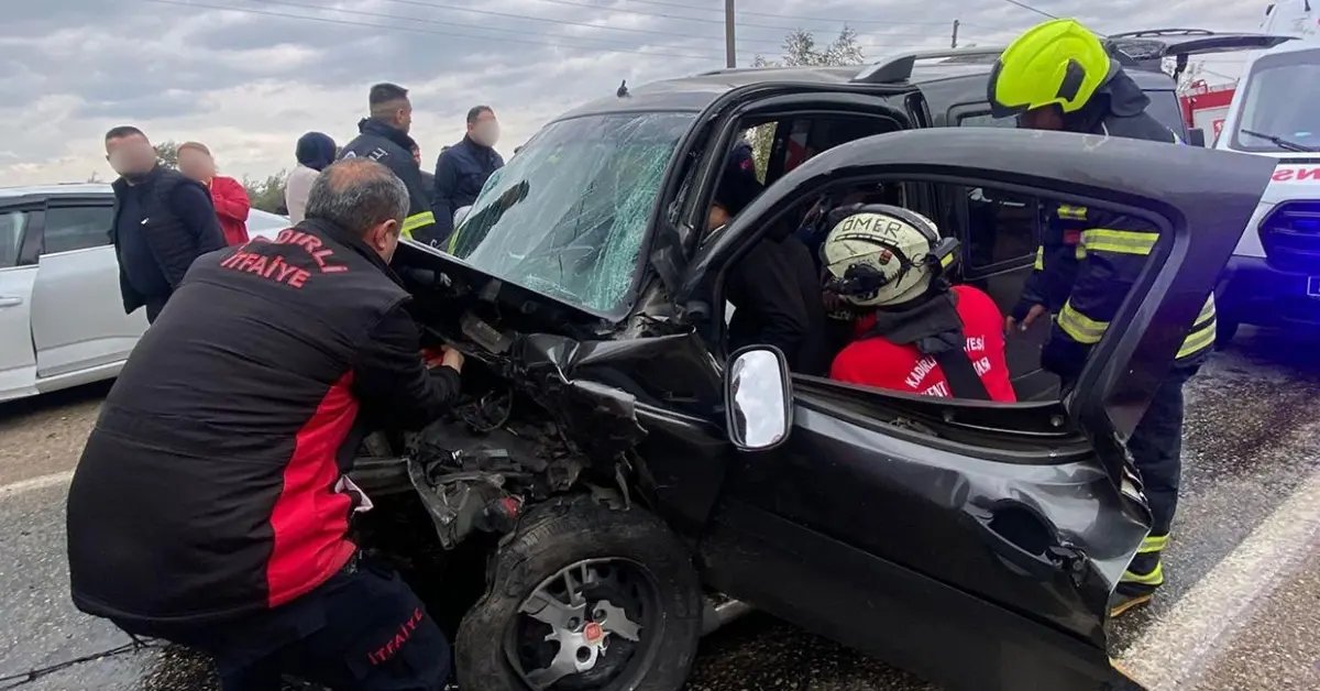 Kadirli’de Kanlı Kaza: Otomobil ve Hafif Ticari Araç Çarpıştı, 1 Kişi Hayatını Kaybetti, 8 Yaralı