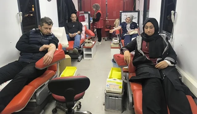 Batmanlı öğrenciler Kızılay'a kan bağışında bulunarak stokların azalmasına destek oluyor.