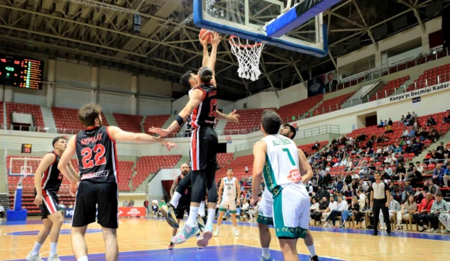 Karatay Belediyespor basketbol A takımı oyuncuları sahada